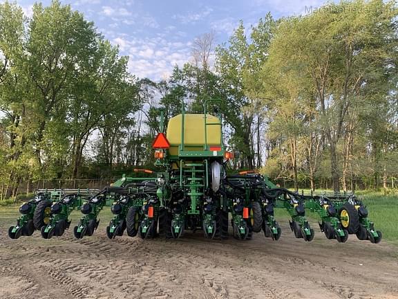 Image of John Deere 1725C equipment image 3