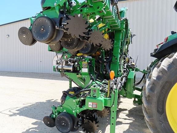 Image of John Deere 1725 equipment image 3