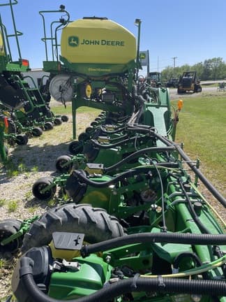 Image of John Deere 1725C equipment image 4