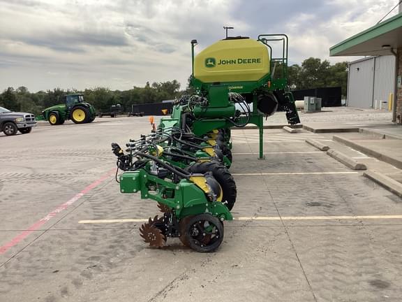 Image of John Deere 1725 equipment image 4