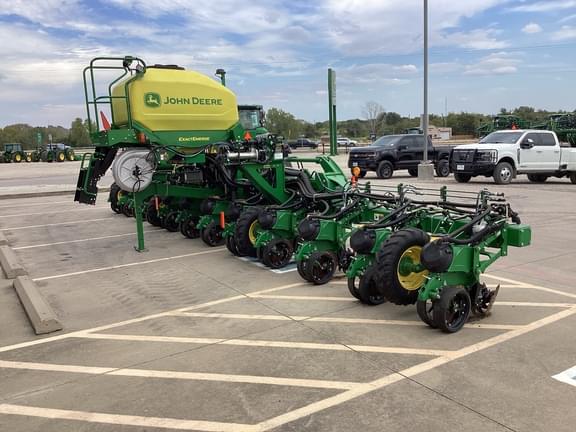 Image of John Deere 1725 equipment image 2