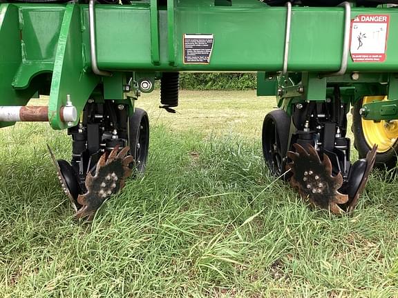 Image of John Deere 1725 equipment image 4