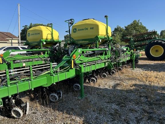 Image of John Deere 1725C equipment image 3