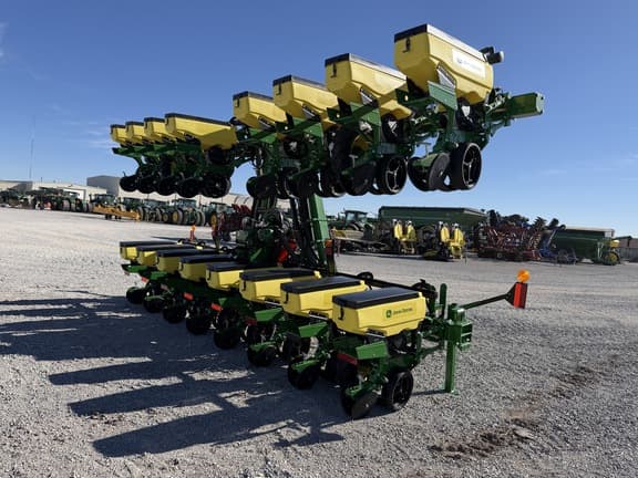 Image of John Deere 1725 equipment image 4