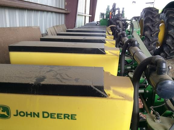 Image of John Deere 1725 equipment image 3