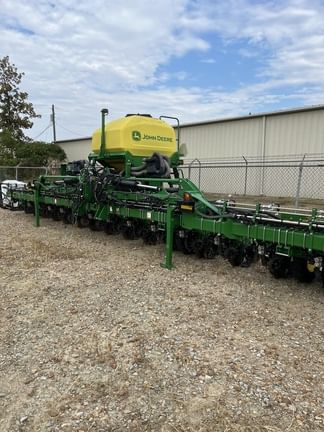 2024 John Deere 1725 Equipment Image0