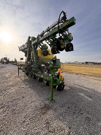 Image of John Deere 1725C equipment image 3