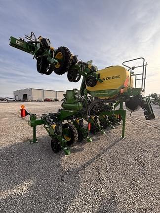 Image of John Deere 1725C equipment image 2