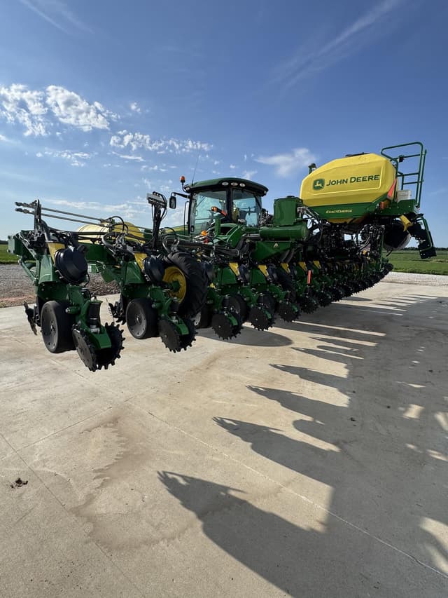 Image of John Deere 1725C equipment image 1