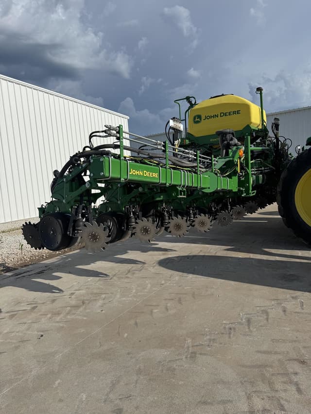 Image of John Deere 1725C equipment image 3