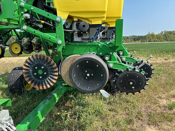 Image of John Deere 1745 equipment image 1