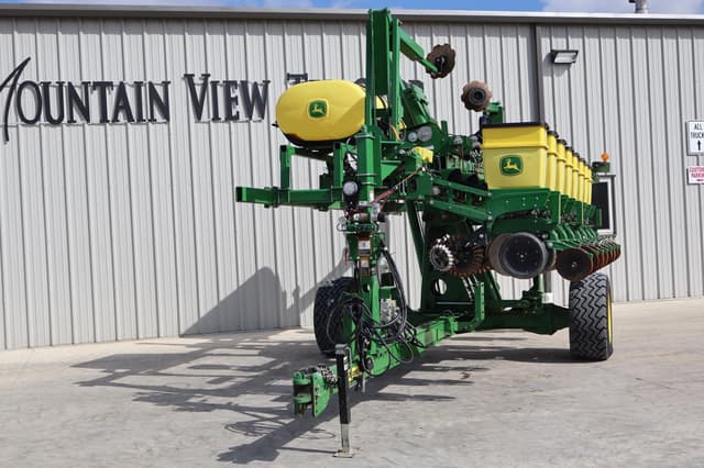 Image of John Deere 1745 equipment image 1