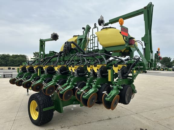 Image of John Deere 1745 equipment image 1