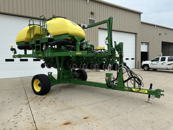 Image of John Deere 1745 equipment image 4