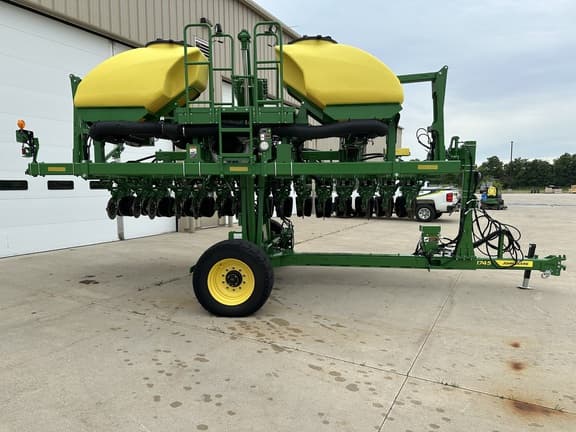 Image of John Deere 1745 equipment image 3