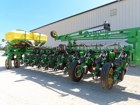 Image of John Deere 1775 equipment image 3
