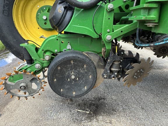 Image of John Deere 1775 equipment image 4