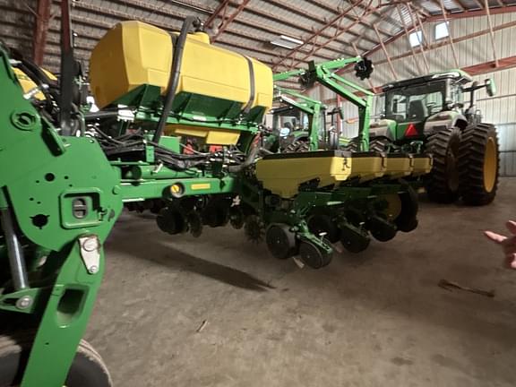Image of John Deere 1775 equipment image 1