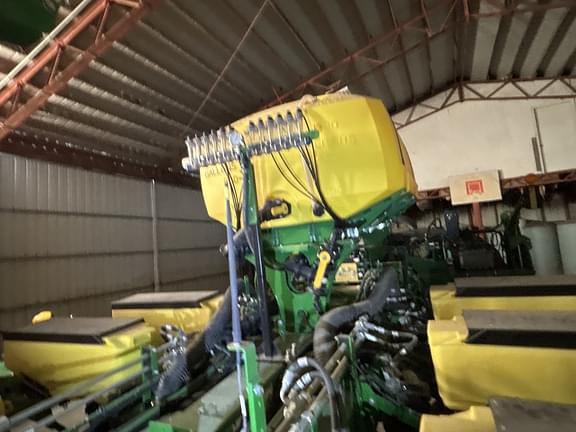 Image of John Deere 1775 equipment image 3