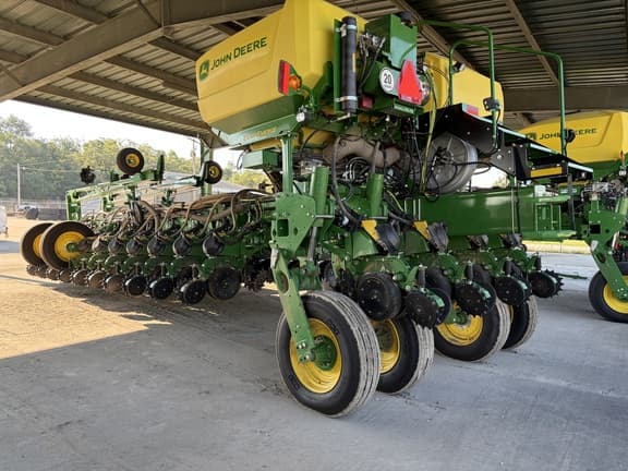 Image of John Deere 1775 equipment image 3