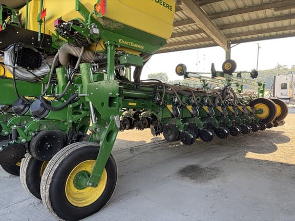 Image of John Deere 1775 equipment image 4