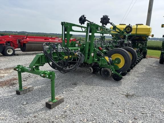 Image of John Deere 1775 equipment image 1