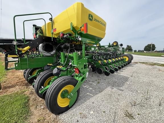 Image of John Deere 1775 equipment image 3