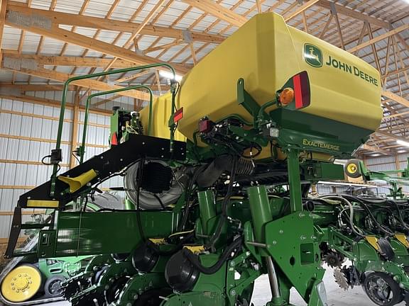 Image of John Deere 1775 equipment image 4
