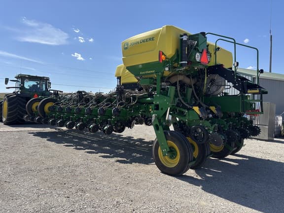 Image of John Deere 1775 equipment image 3