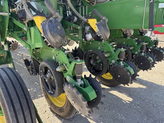 Image of John Deere 1775 equipment image 4