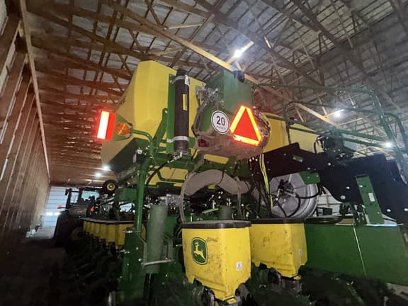 Image of John Deere 1775 equipment image 4