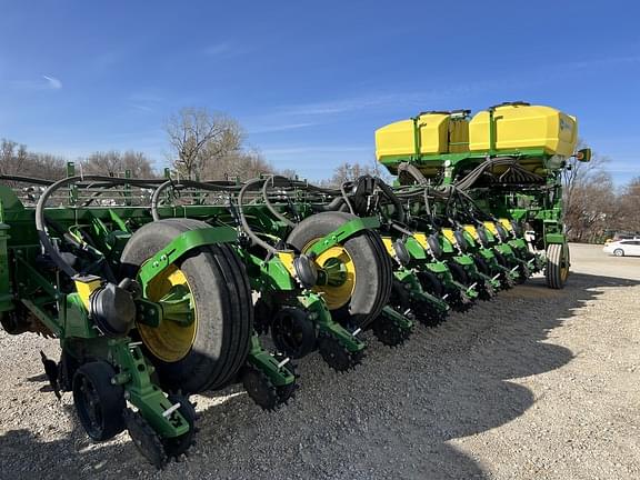 Image of John Deere 1775 Primary image