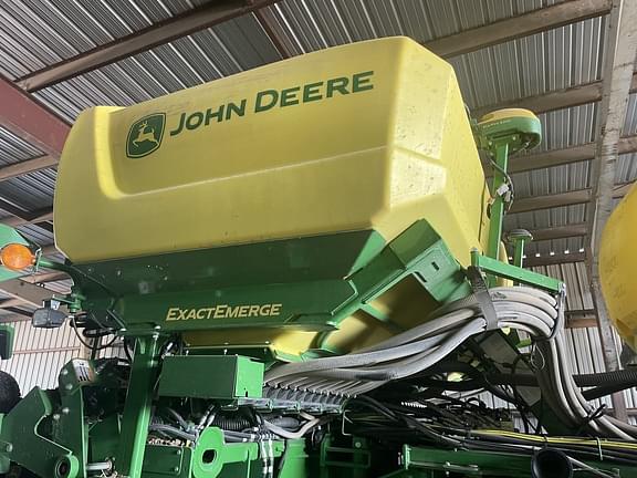 Image of John Deere 1775 equipment image 4
