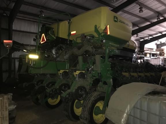 Image of John Deere 1775 equipment image 4