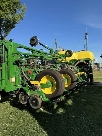Image of John Deere 1775 equipment image 1