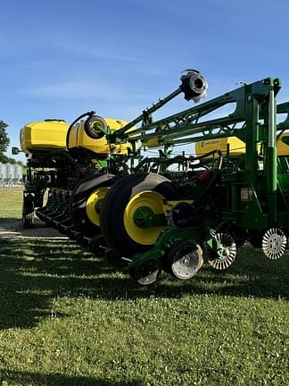 Image of John Deere 1775 equipment image 1