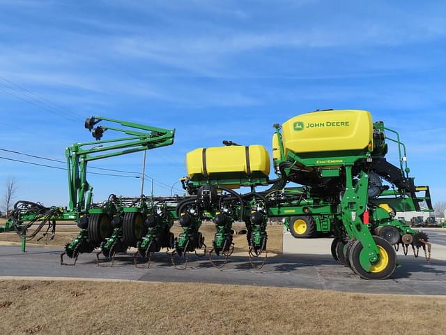 Image of John Deere 1775 equipment image 1