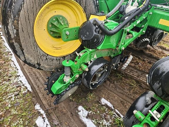 Image of John Deere 1775 equipment image 4