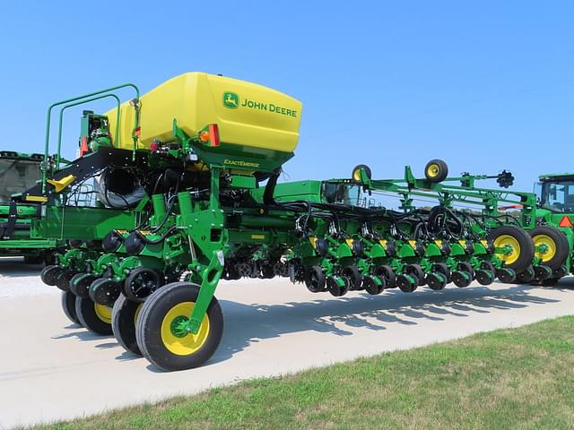 Image of John Deere 1775 equipment image 3