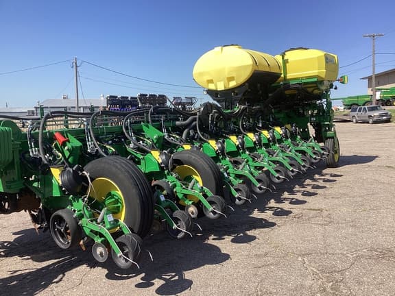 Image of John Deere 1775 equipment image 4