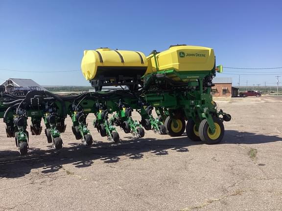 Image of John Deere 1775 equipment image 3