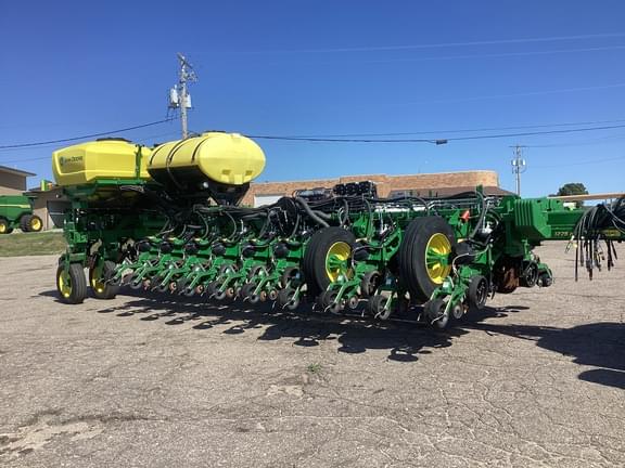 Image of John Deere 1775 equipment image 2