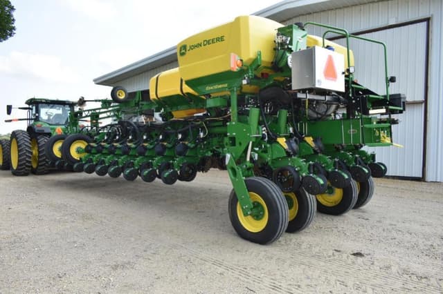 Image of John Deere 1775 equipment image 3