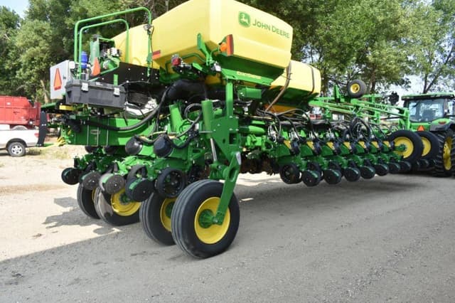 Image of John Deere 1775 equipment image 4