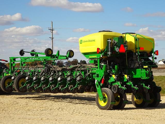 Image of John Deere 1775 equipment image 3