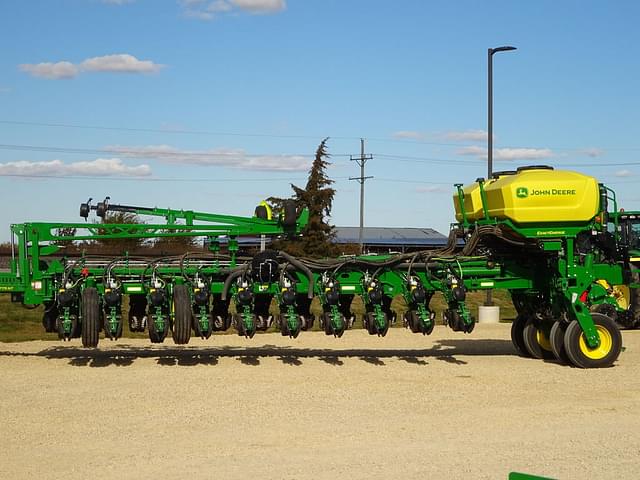 Image of John Deere 1775 equipment image 1