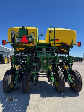 Image of John Deere 1775 equipment image 3