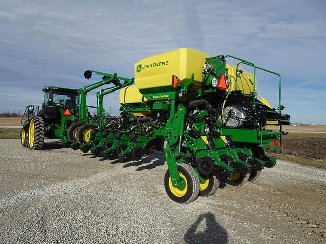 Image of John Deere 1775 equipment image 3