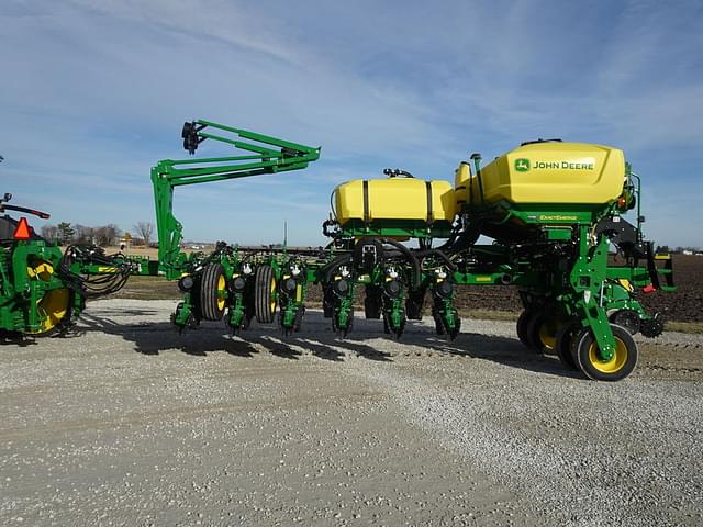 Image of John Deere 1775 equipment image 1