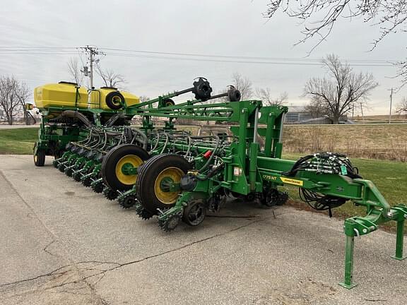 Image of John Deere 1775 equipment image 1